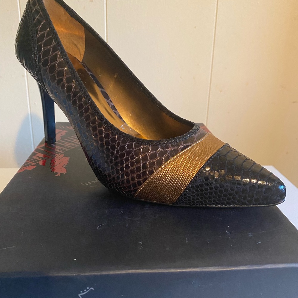 Carlos Santana heel